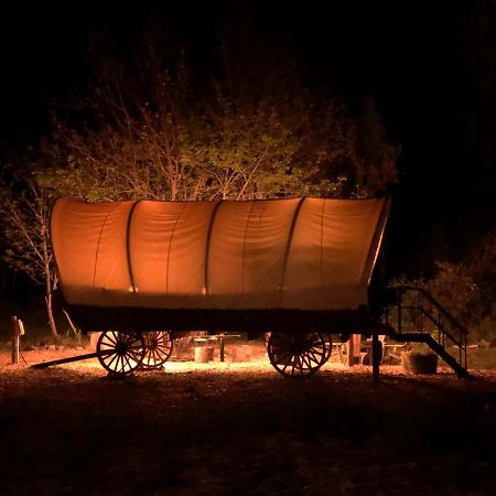 Cozy Wild West Covered Wagon Next To River Grants Pass Eksteriør bilde