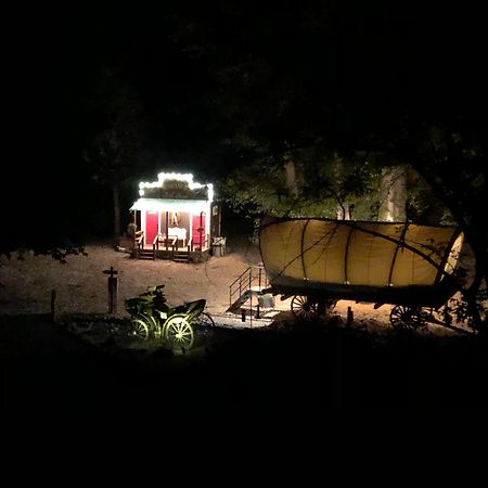 Cozy Wild West Covered Wagon Next To River Grants Pass Eksteriør bilde