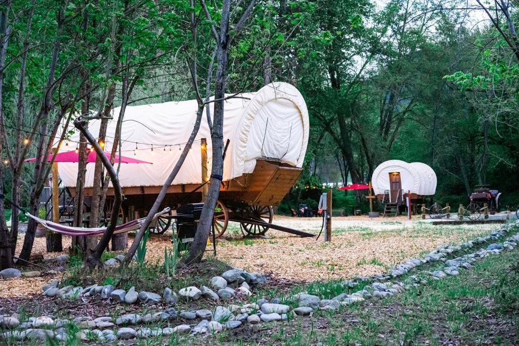 Cozy Wild West Covered Wagon Next To River Grants Pass Eksteriør bilde