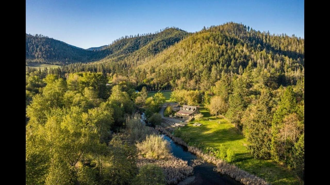 Cozy Wild West Covered Wagon Next To River Grants Pass Eksteriør bilde