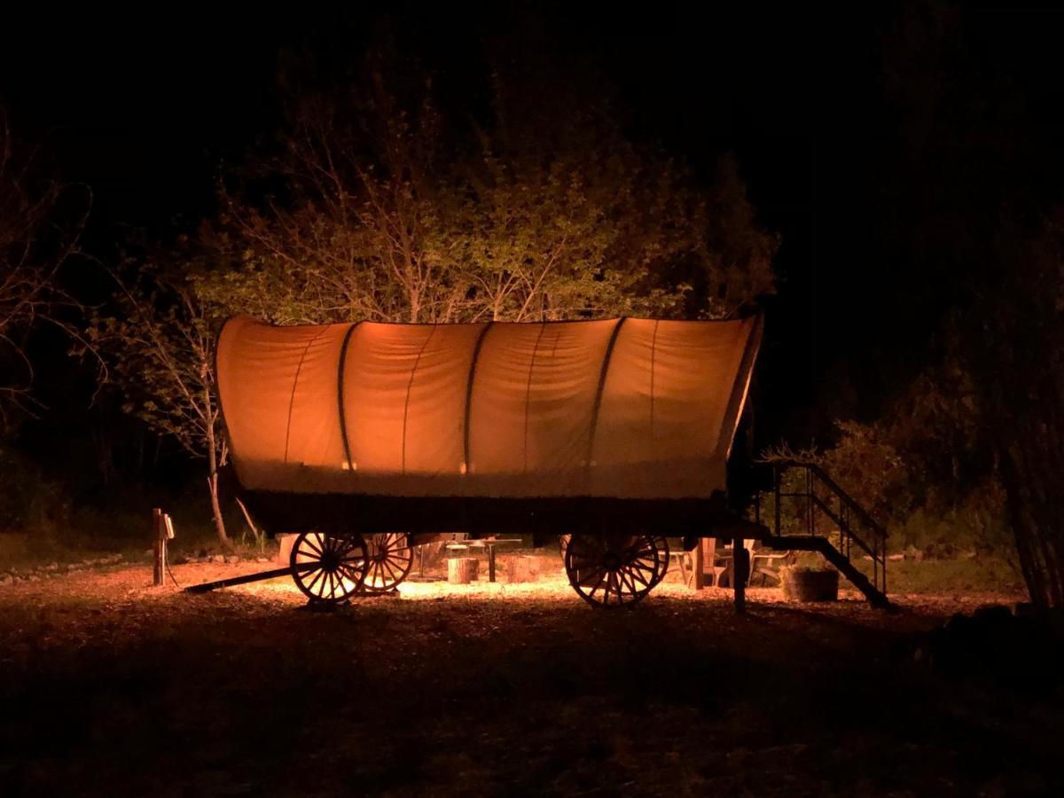 Cozy Wild West Covered Wagon Next To River Grants Pass Eksteriør bilde
