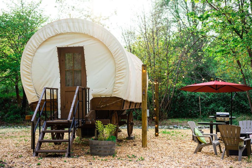 Cozy Wild West Covered Wagon Next To River Grants Pass Eksteriør bilde