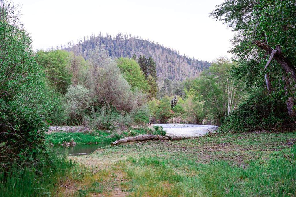 Cozy Wild West Covered Wagon Next To River Grants Pass Eksteriør bilde