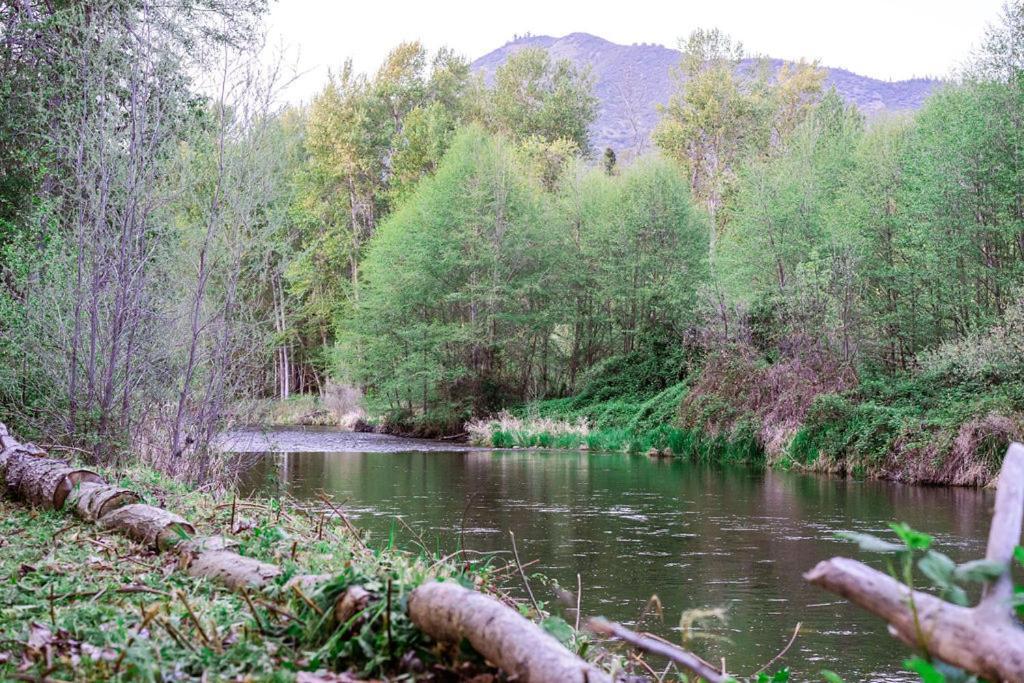 Cozy Wild West Covered Wagon Next To River Grants Pass Eksteriør bilde