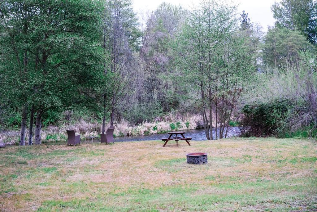 Cozy Wild West Covered Wagon Next To River Grants Pass Eksteriør bilde