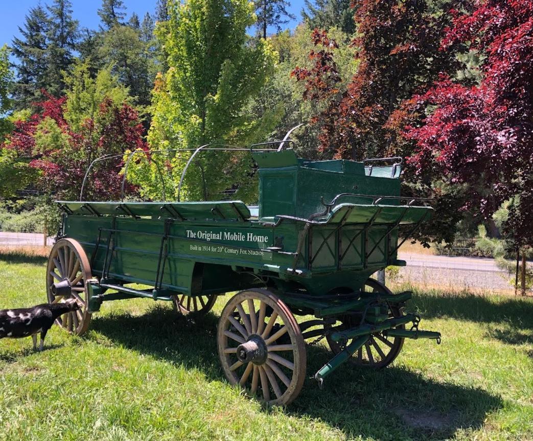 Cozy Wild West Covered Wagon Next To River Grants Pass Eksteriør bilde