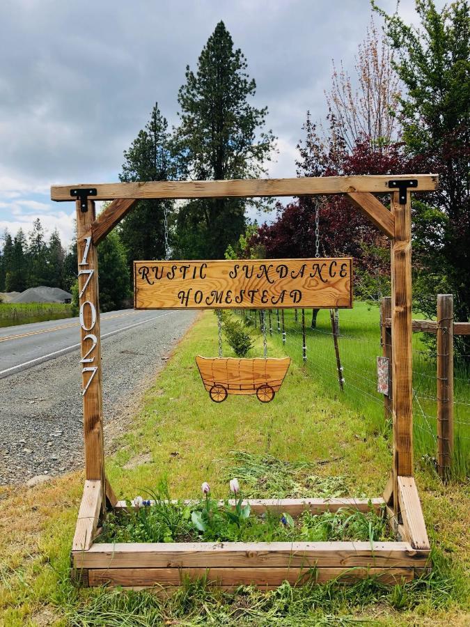 Cozy Wild West Covered Wagon Next To River Grants Pass Eksteriør bilde