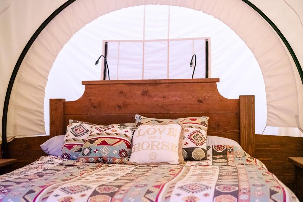 Cozy Wild West Covered Wagon Next To River Grants Pass Eksteriør bilde