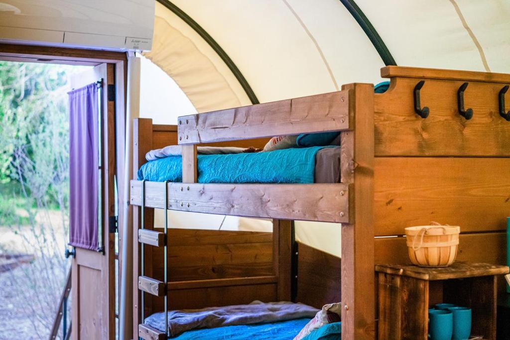 Cozy Wild West Covered Wagon Next To River Grants Pass Eksteriør bilde
