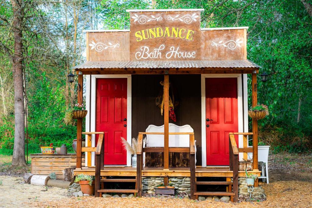 Cozy Wild West Covered Wagon Next To River Grants Pass Eksteriør bilde