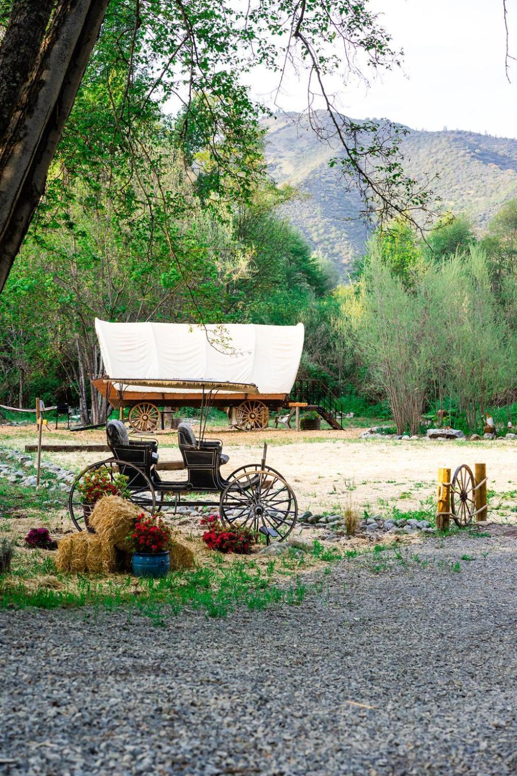 Cozy Wild West Covered Wagon Next To River Grants Pass Eksteriør bilde