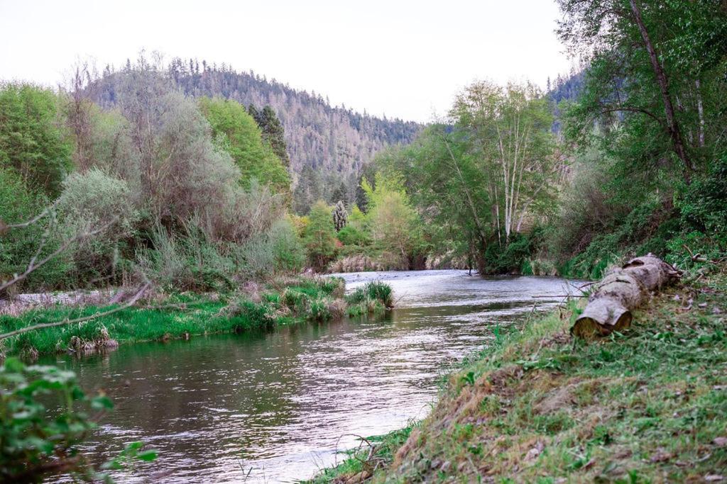Cozy Wild West Covered Wagon Next To River Grants Pass Eksteriør bilde