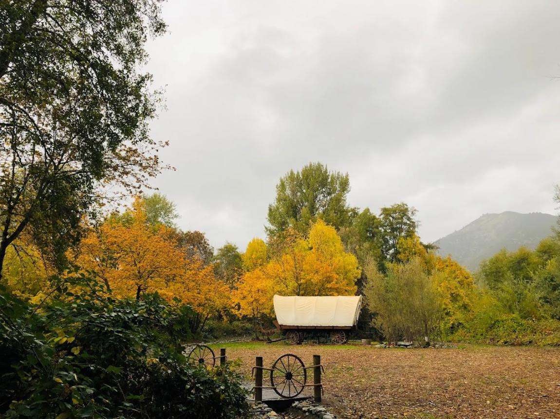 Cozy Wild West Covered Wagon Next To River Grants Pass Eksteriør bilde