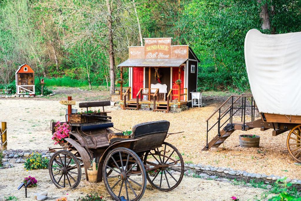Cozy Wild West Covered Wagon Next To River Grants Pass Eksteriør bilde