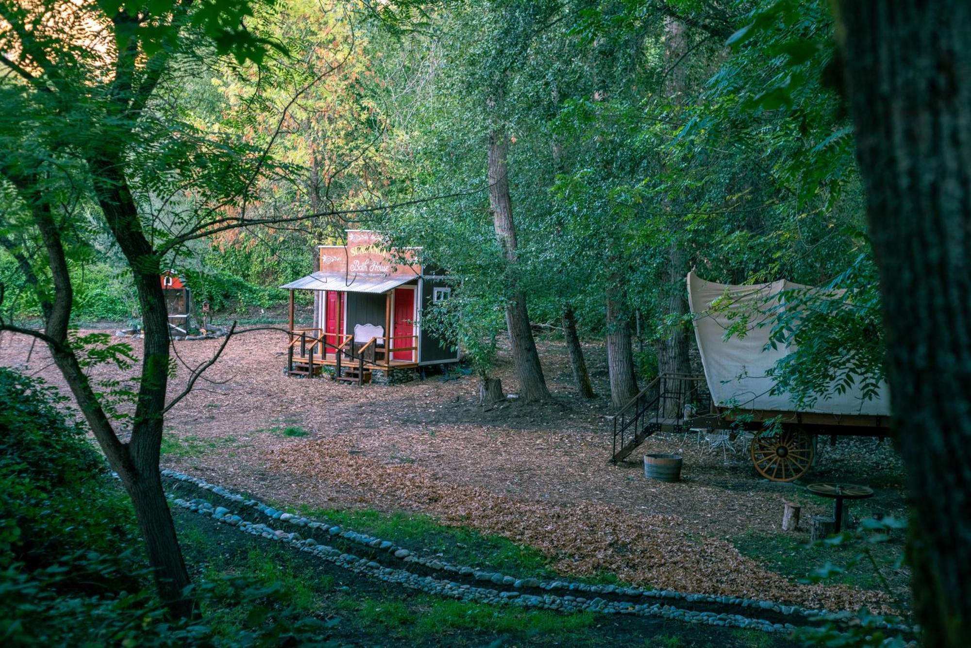 Cozy Wild West Covered Wagon Next To River Grants Pass Eksteriør bilde